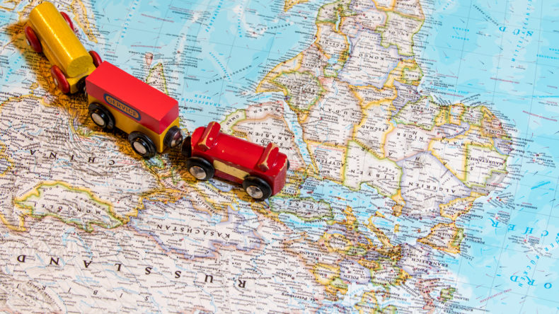 un train jouet sur une carte du monde