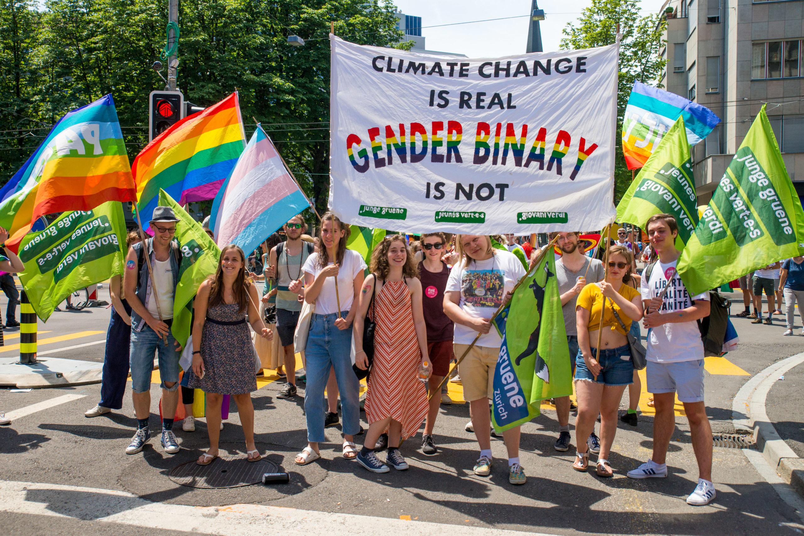 Les Jeunes Vert-e-s lors d'une manifestation pour les droits des personnes LGBTIQ*.