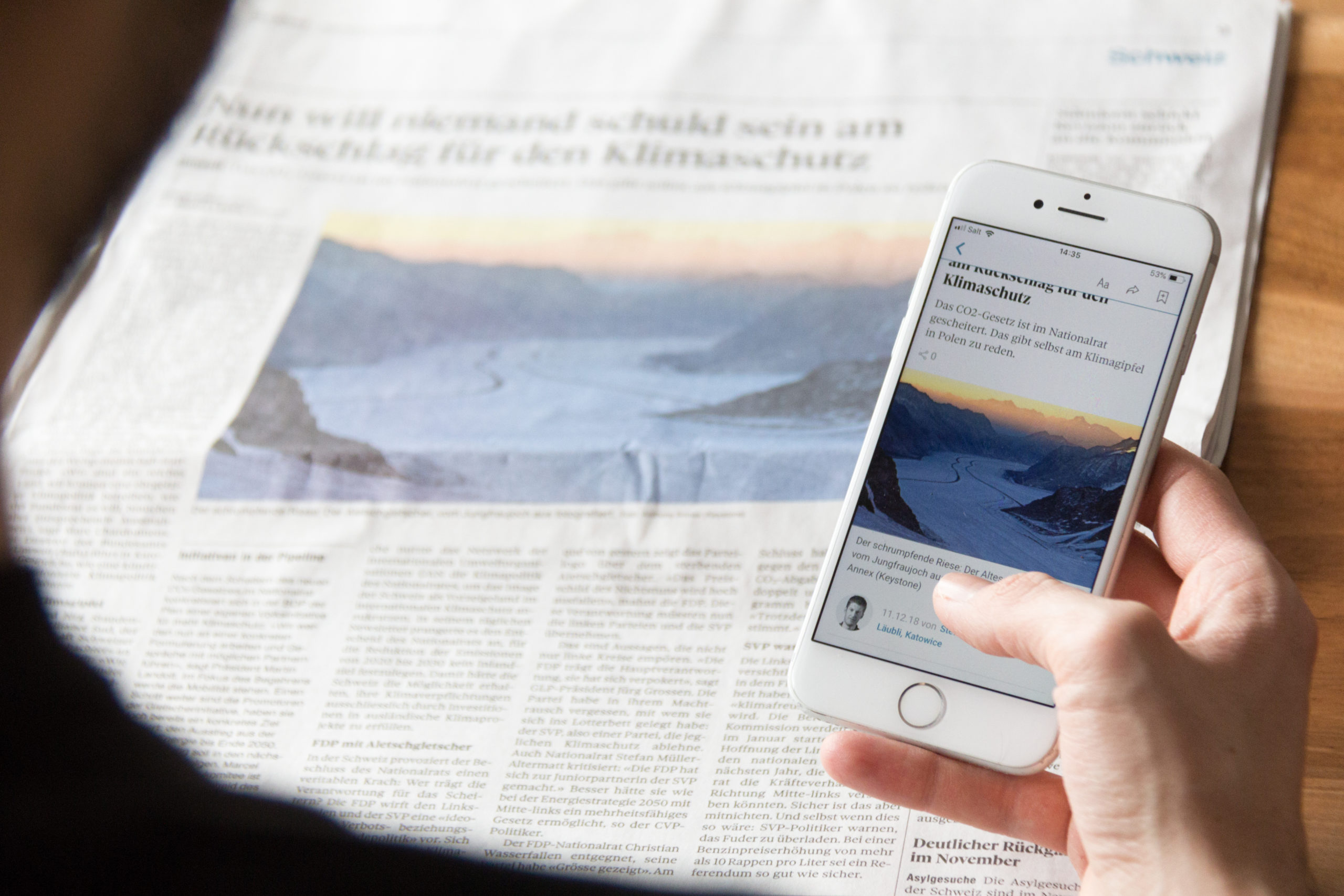 un homme lit le journal sur son portable
